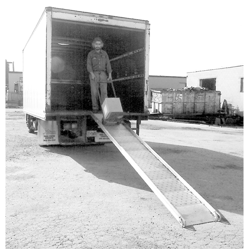 Passerelles en aluminium a/dessus perfor&eacute; &agrave; rainures, Capacit&eacute; de 1300 lb, 24" la x 14' lo Sécurité Médic