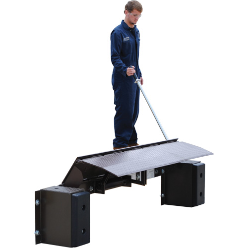 Mechanical Edge-O-Dock Leveler, 99" W, 72" Deck Width, 29" Span Sécurité Médic