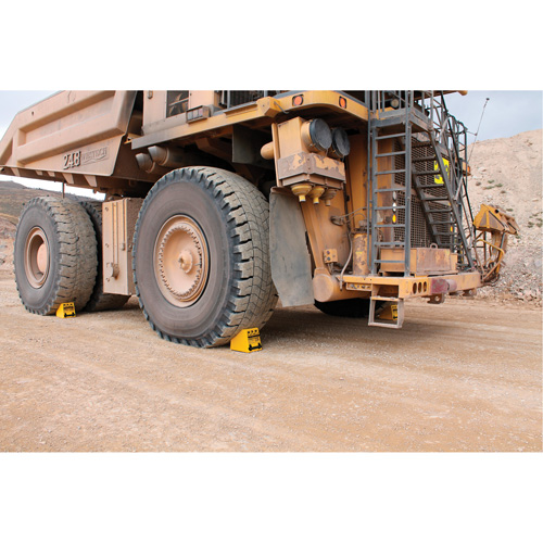 Checkers Safety Heavy-Duty Ultra Class Mining Wheel Chock, HDPE, Yellow, 14-1/2" W x 17-1/2" D x 16" H Sécurité Médic