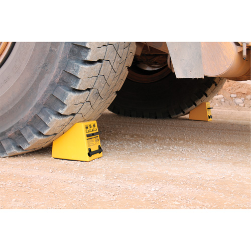 Checkers Safety Heavy-Duty Ultra Class Mining Wheel Chock, HDPE, Yellow, 14-1/2" W x 17-1/2" D x 16" H Sécurité Médic