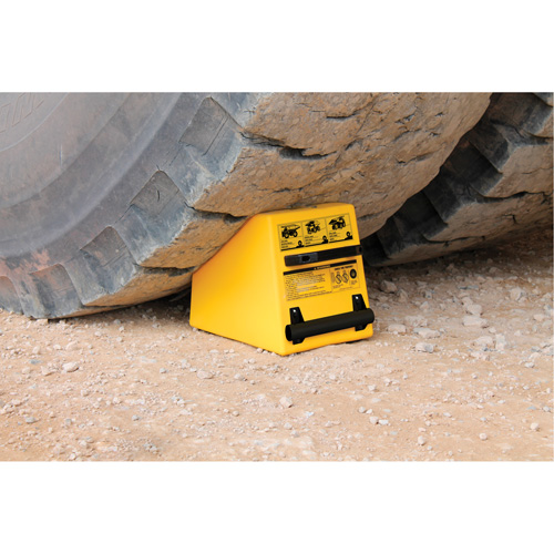 Checkers Safety Heavy-Duty Ultra Class Mining Wheel Chock, HDPE, Yellow, 14-1/2" W x 17-1/2" D x 16" H Sécurité Médic