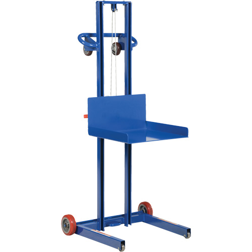 Plateforme &eacute;l&eacute;vatrice &agrave; profil bas pour charge l&eacute;g&egrave;re, M&eacute;canisme Treuil manuel, Capacit&eacute; de 400 lb, Levage max de 55" Sécurité Médic