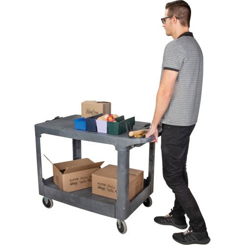 Chariot utilitaire pour l'entretien avec tablette plate, 2 tiers, 25-1/4" x 32-1/4" x 44", Capacit&eacute; 550 lb Sécurité Médic