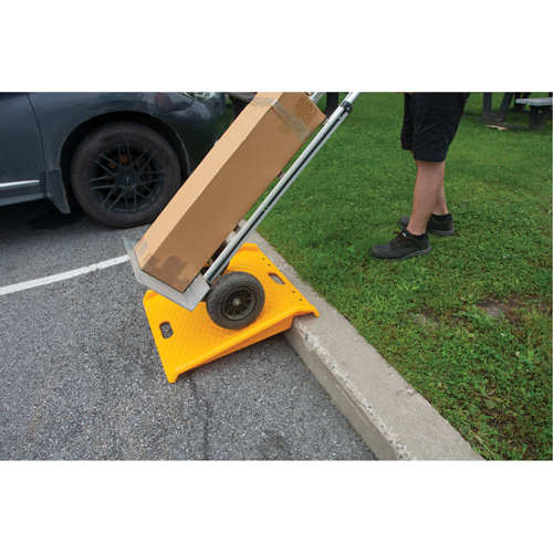 Rampe de trottoir portable en poly pour diable, Capacit&eacute; de 1000 lb, 27" la x 27" lo Sécurité Médic