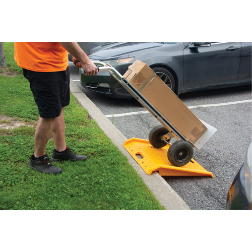 Rampe de trottoir portable en poly pour diable, Capacit&eacute; de 1000 lb, 27" la x 27" lo Sécurité Médic