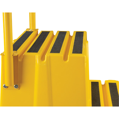 Industrial Step Stool, 4 Steps, 44" x 22-1/4" x 65-1/8" High Sécurité Médic