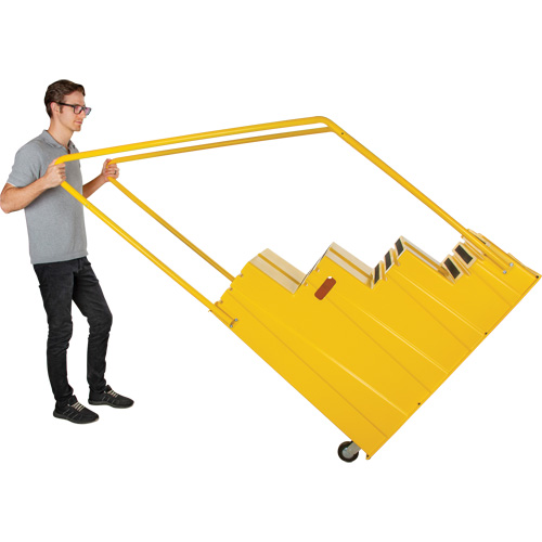 Industrial Step Stool, 4 Steps, 44" x 22-1/4" x 65-1/8" High Sécurité Médic