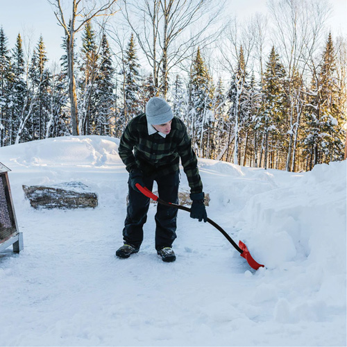 Pelle &agrave; neige Yukon, Lame Polypropyl&egrave;ne, Largueur 18", Manche Prise en D ergonomique Sécurité Médic