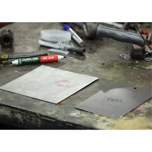 Marqueur &agrave; encre permanente et double couleur Markal Dura-Ink, Vert/Rouge, Pointe Ronde Sécurité Médic