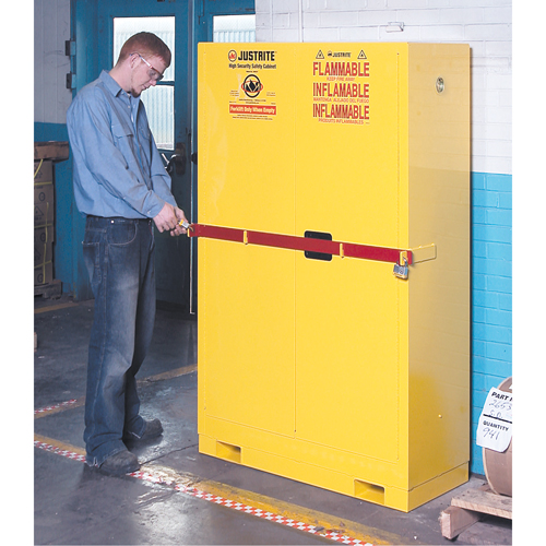 Armoire de rangement haute s&eacute;curit&eacute; avec barre en acier pour produits inflammables, 45 gal., 2 tablettes Sécurité Médic