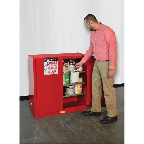 Armoire de s&eacute;curit&eacute; pour la peinture et les encres combustibles EX Sure-Grip, 40 gal., 3 tablettes Sécurité Médic