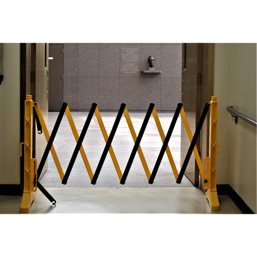Xpandit Barricade, 36" H x 11.5' L, Black/Yellow Sécurité Médic