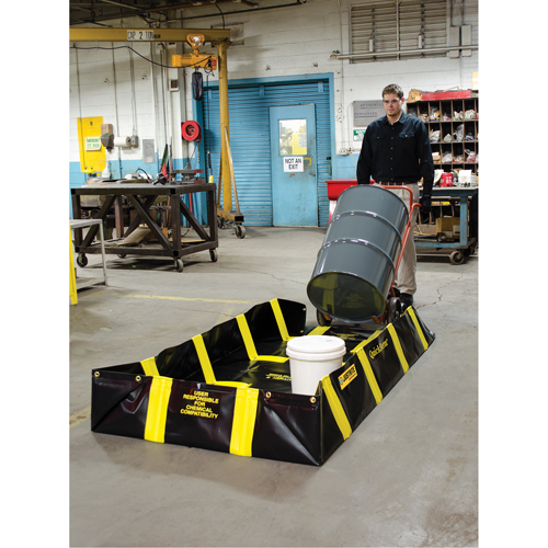 QuickBerm&reg; Containment Berm with Inside Wall Supports, 235 US gal. Capacity, 4' W x 8' L x 12" H, Snap-Up Bracket Sécurité Médic