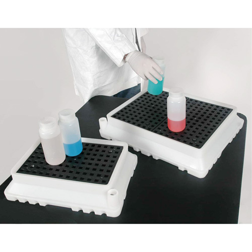 P2 Ultra-Spill Tray, 17" lo x 12" la x 4" h, Cap. de d&eacute;versement 1,8 gal. US Sécurité Médic