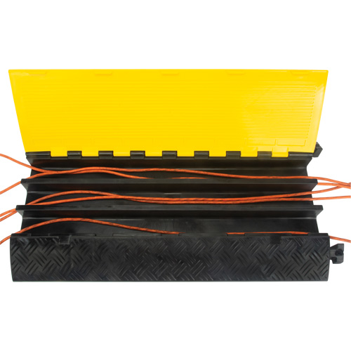 Polyurethane Cable Protector, 3 Channels, 35.43" L x 19.69" W x 3" H Sécurité Médic