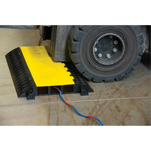 Polyurethane Cable Protector, 3 Channels, 35.43" L x 19.69" W x 3" H Sécurité Médic