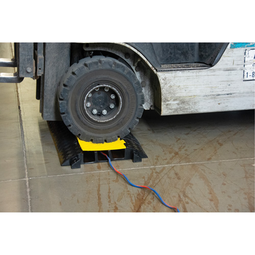 Polyurethane Cable Protector, 3 Channels, 35.43" L x 19.69" W x 3" H Sécurité Médic