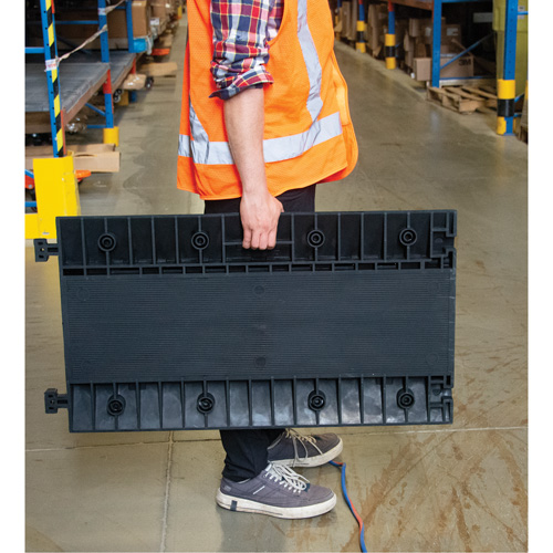 Polyurethane Cable Protector, 3 Channels, 35.43" L x 19.69" W x 3" H Sécurité Médic