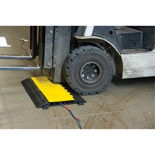 Polyurethane Cable Protector, 5 Channels, 35.43" L x 19.69" W x 2" H Sécurité Médic