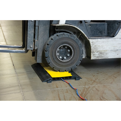 Polyurethane Cable Protector, 5 Channels, 35.43" L x 19.69" W x 2" H Sécurité Médic