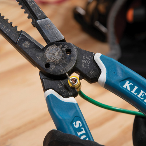 Klein-Kurve&reg; Heavy-Duty Wire Stripper, Cutter & Crimper Multi-Tool, 8-1/4" L, 8 - 20 AWG Sécurité Médic