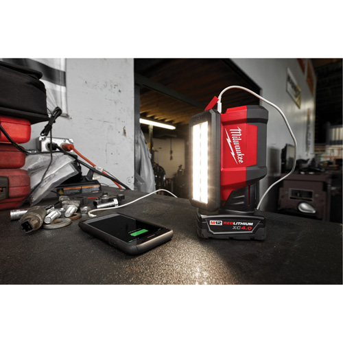 M12 Rover Service & Repair Flood Light with USB Charging, LED, 700 Lumens Sécurité Médic