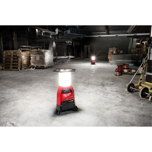 Lampe de chantier M18 Radius et chargeur avec One-Key, DEL, 4800/9000/2500 lumens, Boîtier en Plastique Sécurité Médic