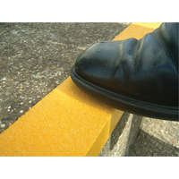 Safestep&reg; Anti-Slip Step Edge, 2.75" W x 59" L, Yellow Sécurité Médic