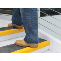 Safestep&reg; Anti-Slip Step Cover, 13.5" W x 48" L, Black & Yellow Sécurité Médic