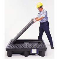 Ultra-Spill Pallet mod&egrave;le &eacute;conomique, 4 barils, Capacit&eacute; de d&eacute;versement 66 gal. US, 53" x 53" x 11,8" Sécurité Médic