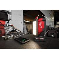 M12 Rover Service & Repair Flood Light with USB Charging, LED, 700 Lumens Sécurité Médic