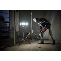 Lampe de travail &agrave; DEL professionnelle &agrave; panneaux pliants lumens sans fil 18V sur tr&eacute;pied, DEL, 3600 lumens Sécurité Médic